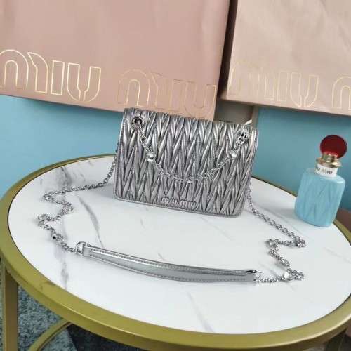 miu miu Borsa a tracolla mini in pelle Nappa Matelasse 5TT124 Argento